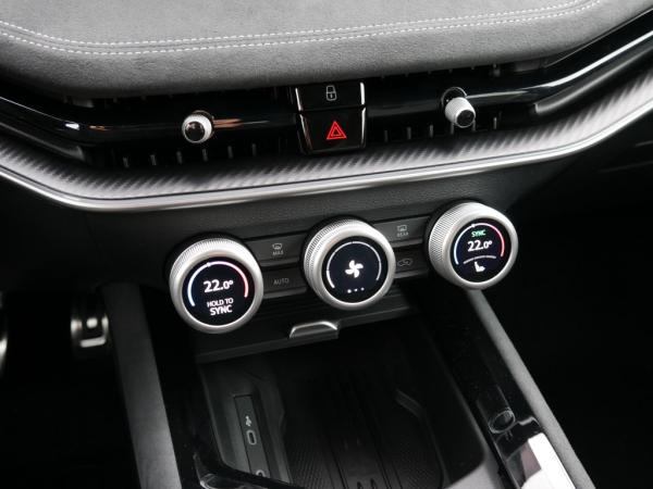 Skoda Superb Combi 2.0 TDI Sportline 4X4 AHK PANO MATRIX-LED *828*