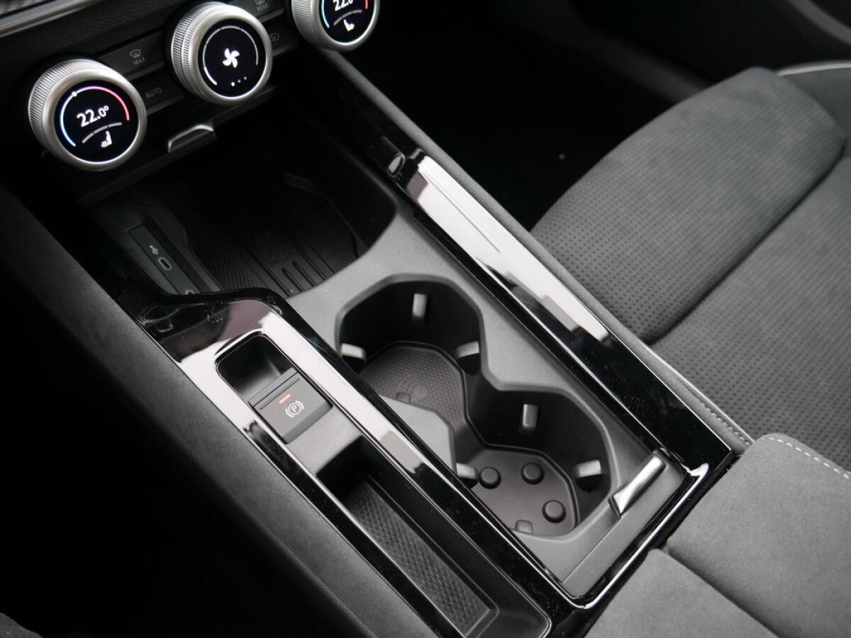 Skoda Superb Combi 2.0 TDI Sportline 4X4 AHK PANO MATRIX-LED *828*