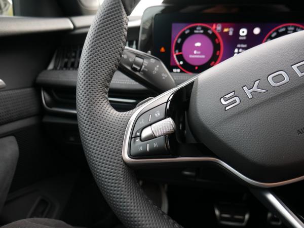 Skoda Superb Combi 2.0 TDI Sportline 4X4 AHK PANO MATRIX-LED *828*