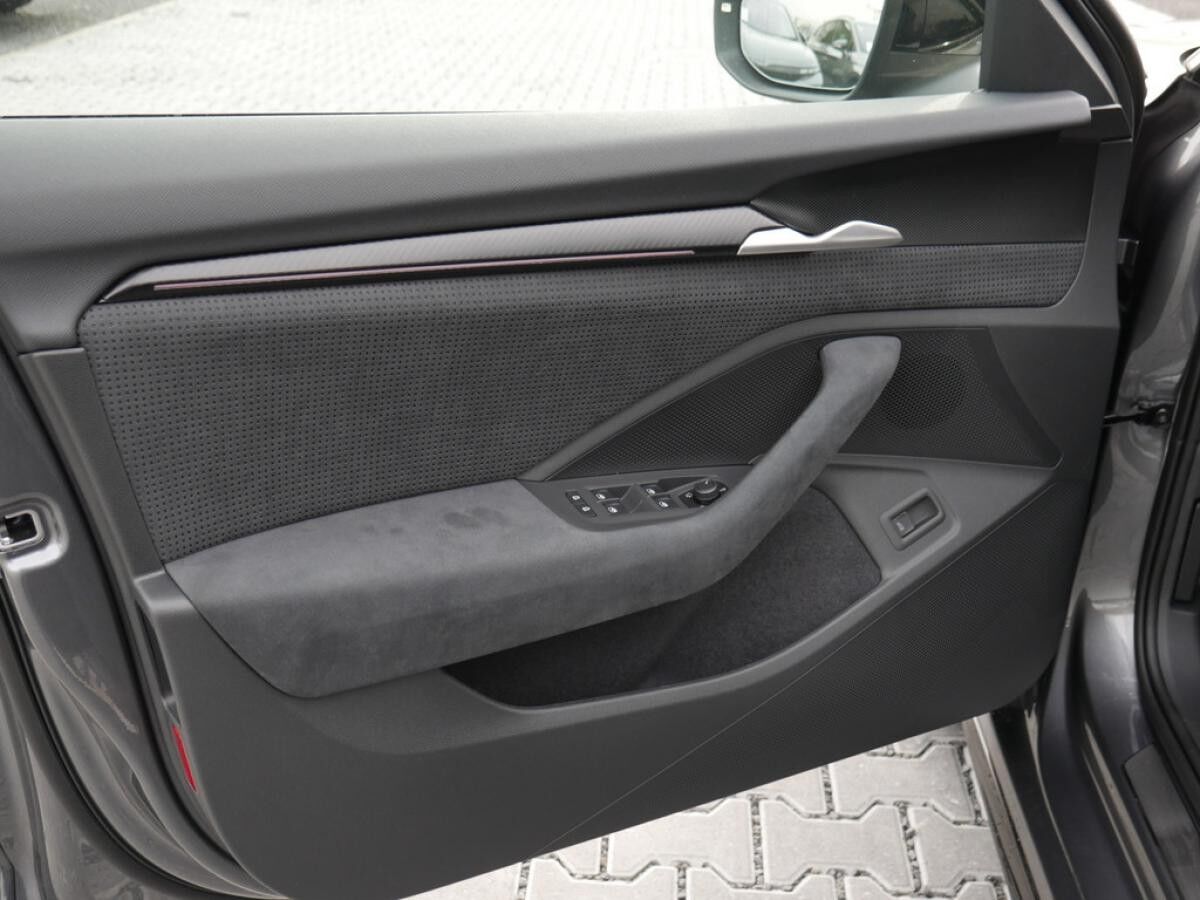 Skoda Superb Combi 2.0 TDI Sportline 4X4 AHK PANO MATRIX-LED *828*