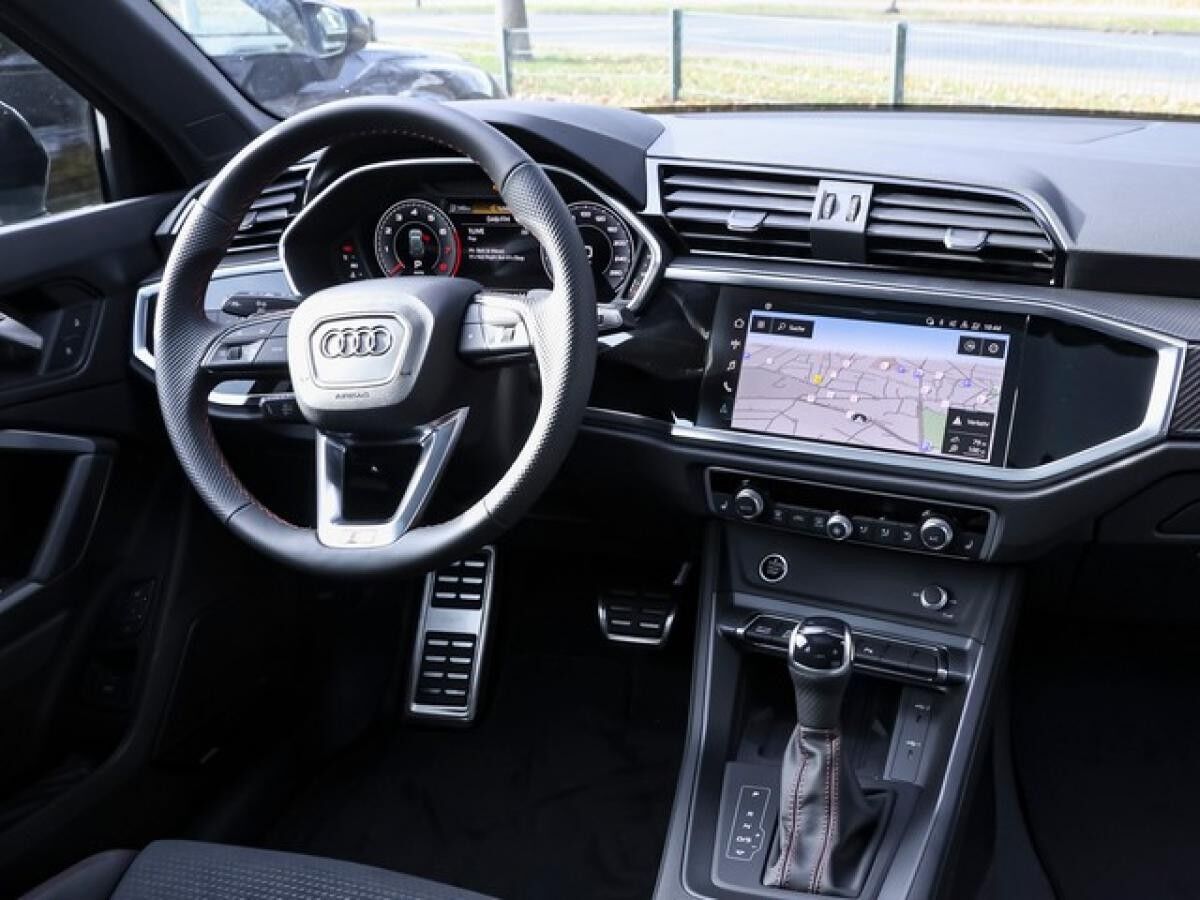 Audi Q3 40 TFSI Quattro 	 2 x S line Busin. ACC Matrix Navi AHK Pano Sthzg.
