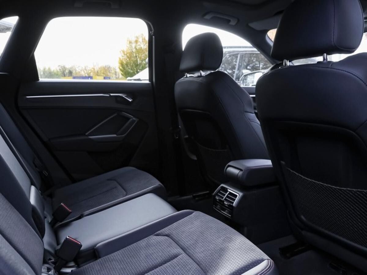 Audi Q3 40 TFSI Quattro 	 2 x S line Busin. ACC Matrix Navi AHK Pano Sthzg.