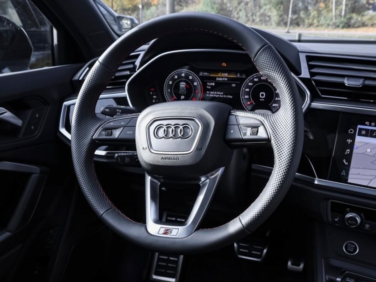 Audi Q3 40 TFSI Quattro 	 2 x S line Busin. ACC Matrix Navi AHK Pano Sthzg.