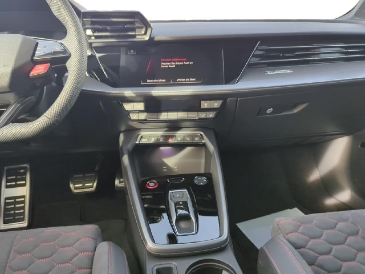 Audi RS3 Sportback quattro PANO/SONOS/HUD/RFK SOFORT VERFÜGBAR