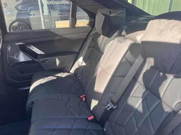 BMW i7 M70 xDrive M Sport //ExecutiveLoungeSeating TheaterScreen