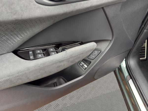 Audi Q3 SUV e-hybrid S line Matrix LED HuD Sonos Pano Audi Q3 SUV e-hybrid S line Matrix LED HuD Sonos Pano