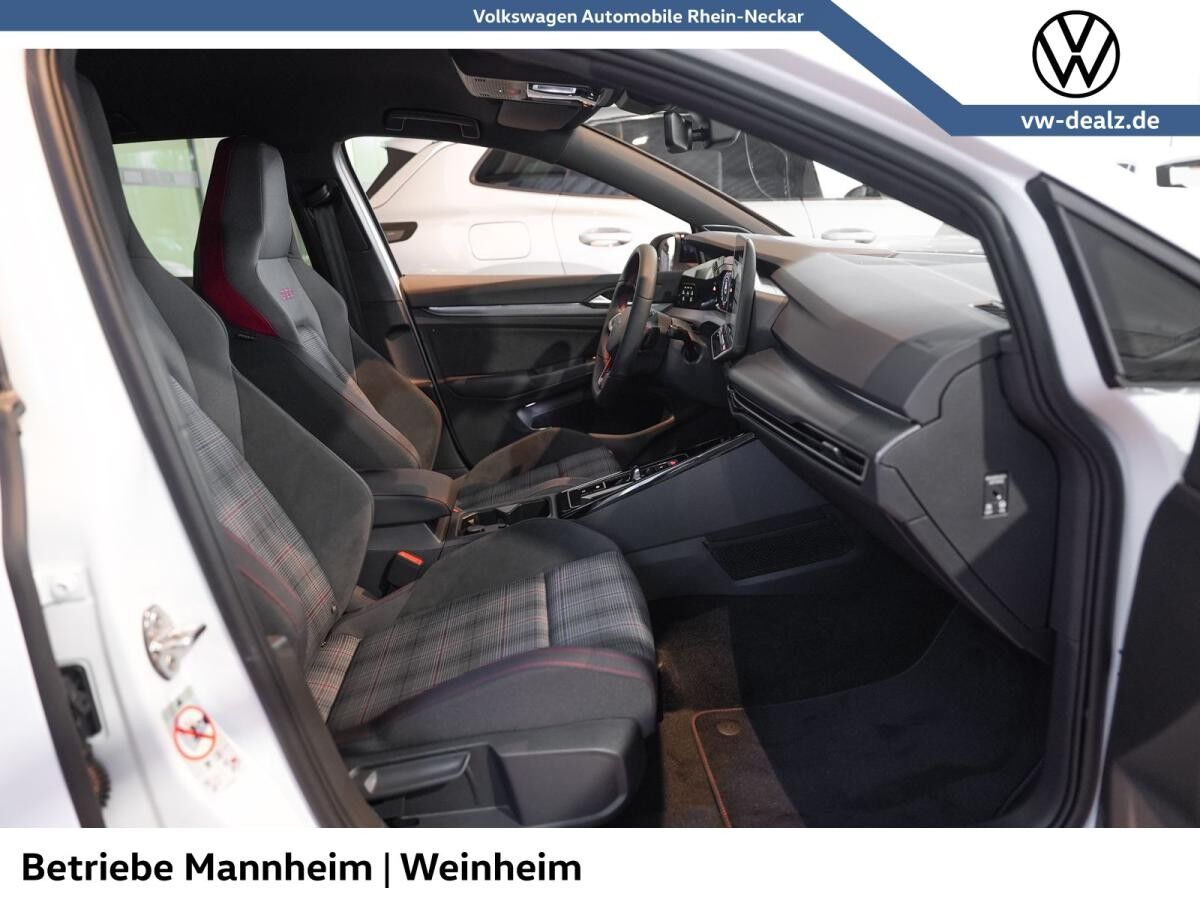 Volkswagen Golf GTI 2,0 l TSI DSG NAVI HeadUp ALU 19" LED Volkswagen Golf GTI 2,0 l TSI DSG NAVI HeadUp ALU 19" LED