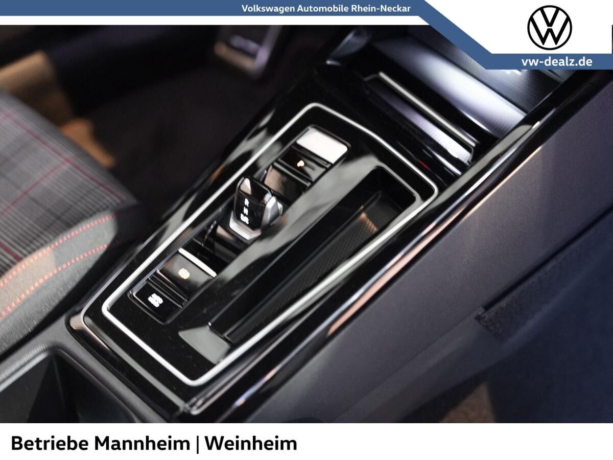Volkswagen Golf GTI 2,0 l TSI DSG NAVI HeadUp ALU 19" LED Volkswagen Golf GTI 2,0 l TSI DSG NAVI HeadUp ALU 19" LED