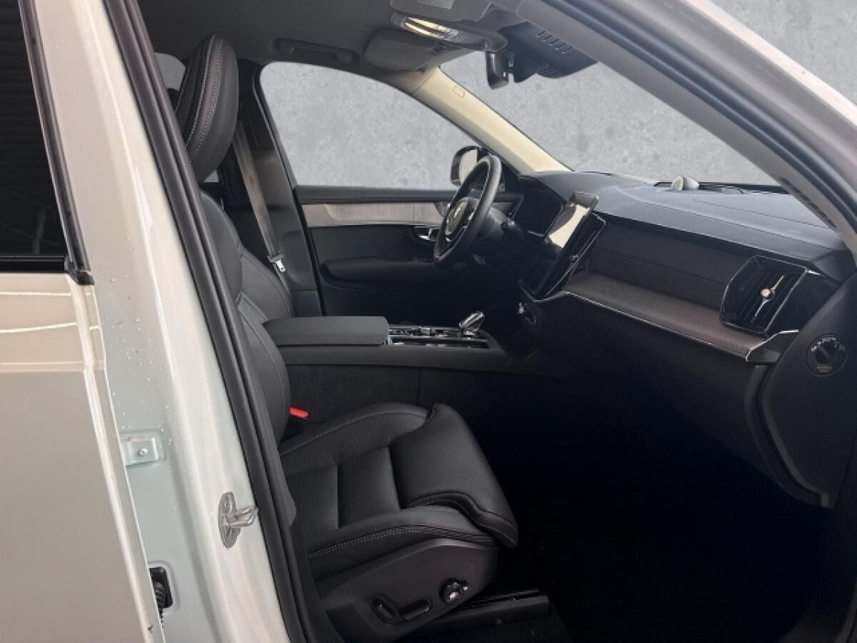 Volvo XC90 Plus Dark Recharge Plug-In Hybrid AWD 7-Sitzer 360°