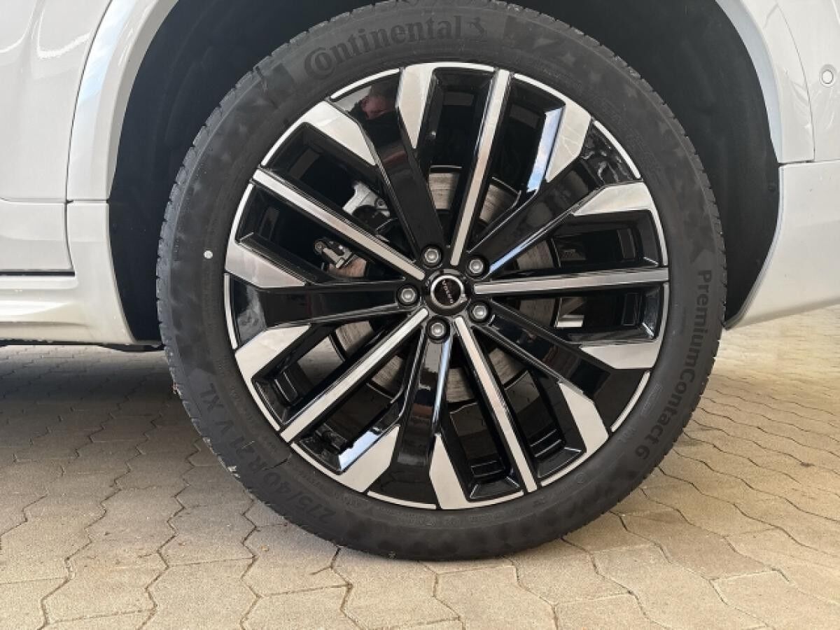 Volvo XC90 Plus Dark Recharge Plug-In Hybrid AWD 7-Sitzer 360°