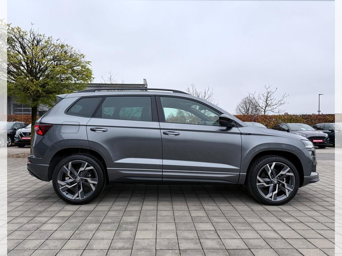 Skoda Karoq SPORTLINE 2026 1.5 TSI 110 kW DSG (UVP 52.160€/KW14/26) NAV/PANO/TRAVEL/CANTON/AHK/MATRIX/UVM.