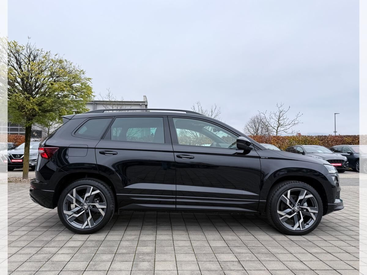 Skoda Karoq SPORTLINE 2026 1.5 TSI 110 kW DSG (UVP 52.160€/KW14/26) NAV/PANO/TRAVEL/CANTON/AHK/MATRIX/UVM.