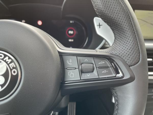 Alfa Romeo Stelvio Veloce Q4 2.0 PDC+KAMERA+NAVI+CARPLAY+SHZ