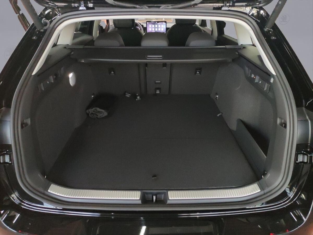 Skoda Superb Combi Selection 1.5 TSI DSG IV AHK NAVI