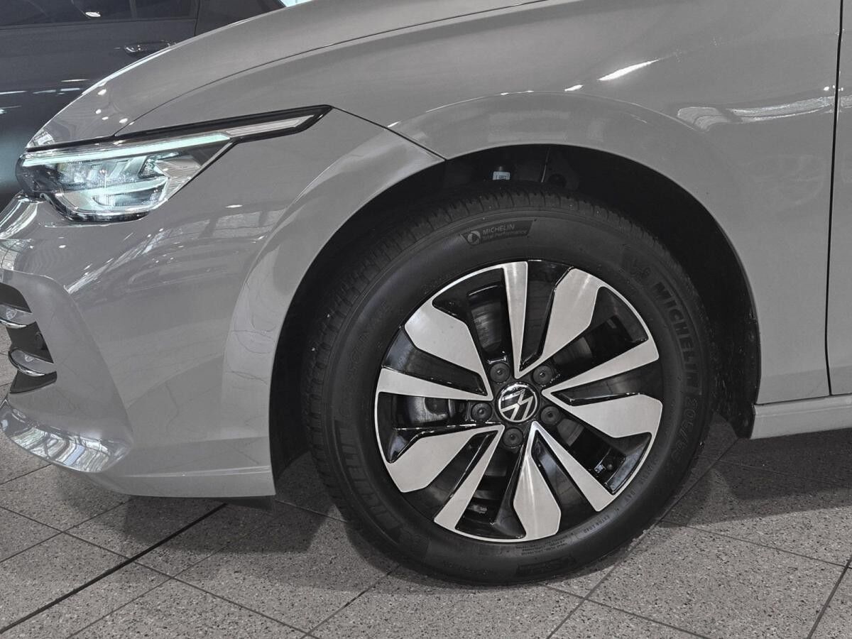 Volkswagen Golf 1.5 eTSI DSG AHK Ganzjahresreifen LED