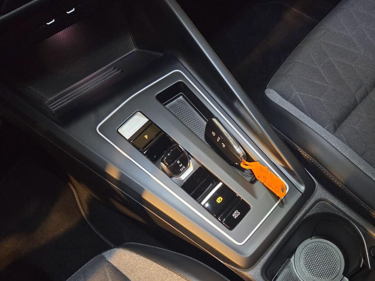 Volkswagen Golf 1.5 eTSI DSG AHK Ganzjahresreifen LED