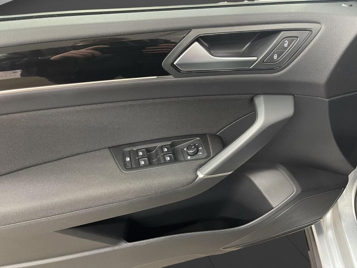 Volkswagen Touran 1.5 TSI R-Line LED LM 17" Navi PDC+RFK ACC
