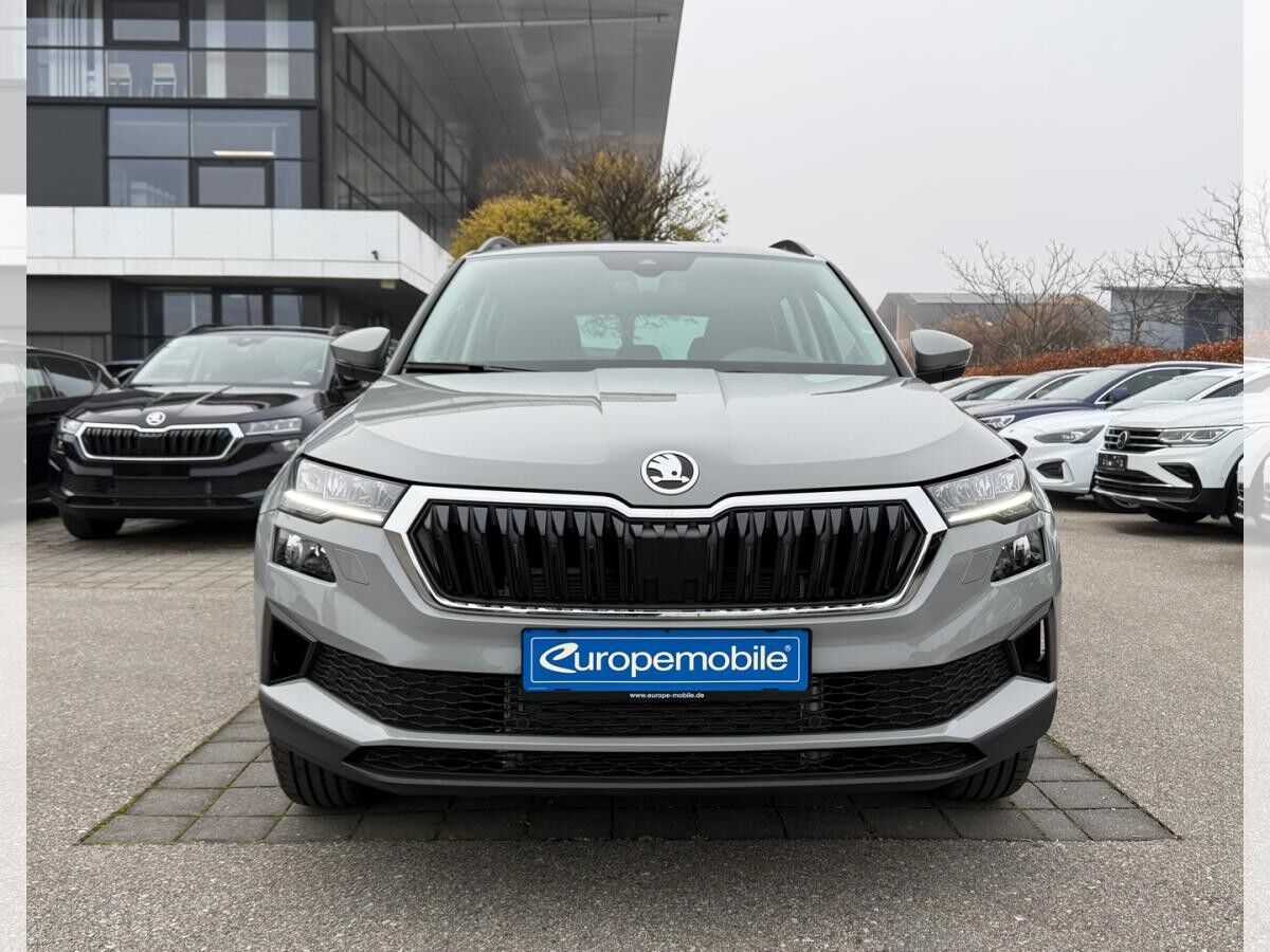 Skoda Karoq SELECTION 1.5 TSI DSG (UVP 43.359€ /KW48/25) AHK/PARK/WINTER/KESSY/230V/4J.GARA./UVM.