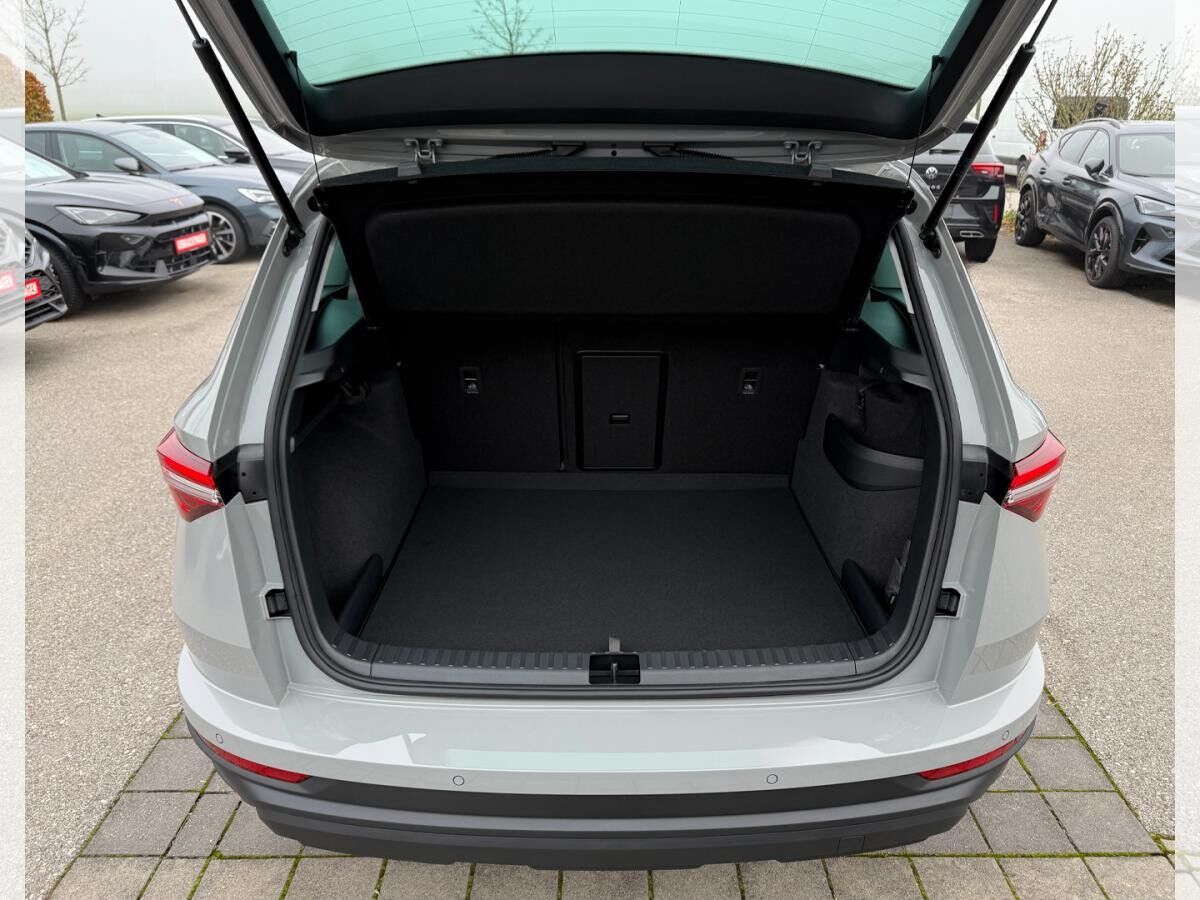 Skoda Karoq SELECTION 1.5 TSI DSG (UVP 43.359€ /KW48/25) AHK/PARK/WINTER/KESSY/230V/4J.GARA./UVM.