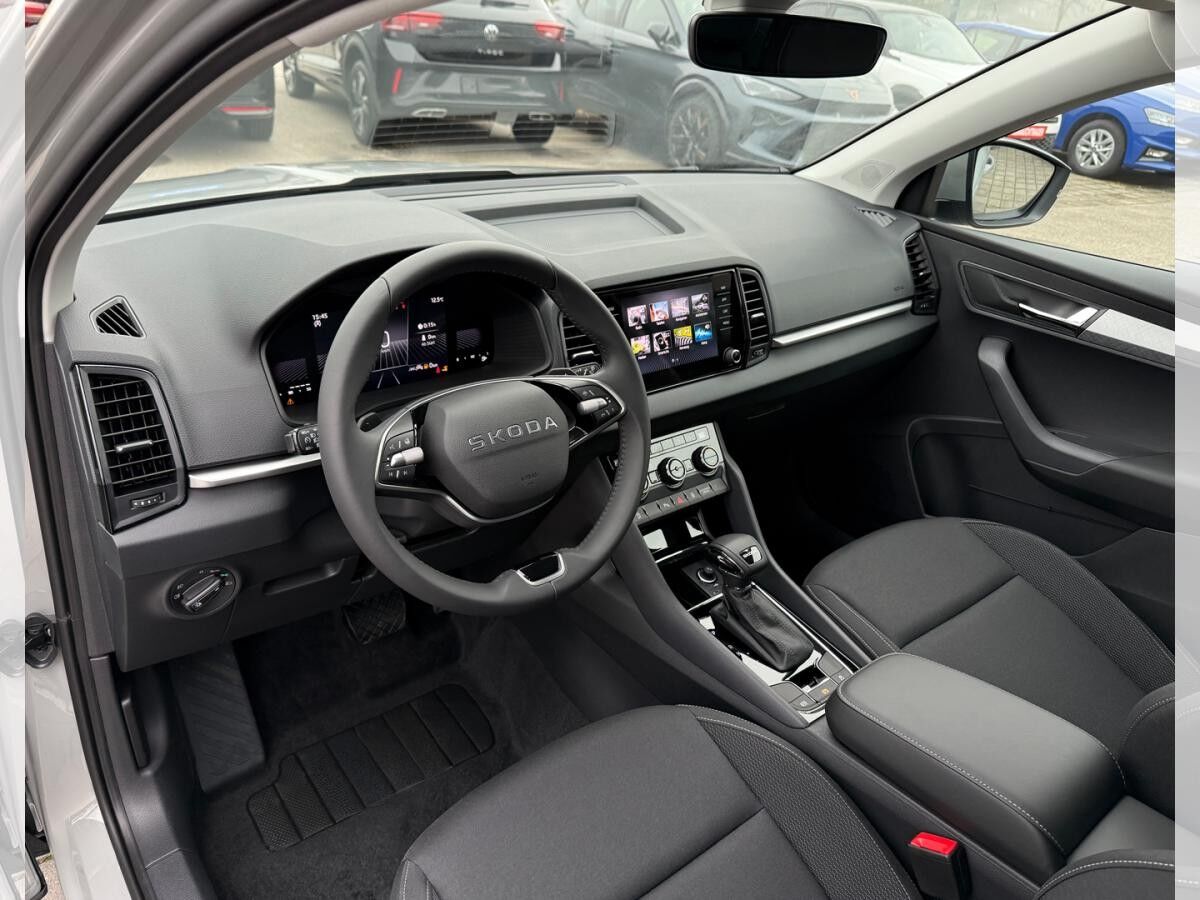 Skoda Karoq SELECTION 1.5 TSI DSG (UVP 43.359€ /KW48/25) AHK/PARK/WINTER/KESSY/230V/4J.GARA./UVM.