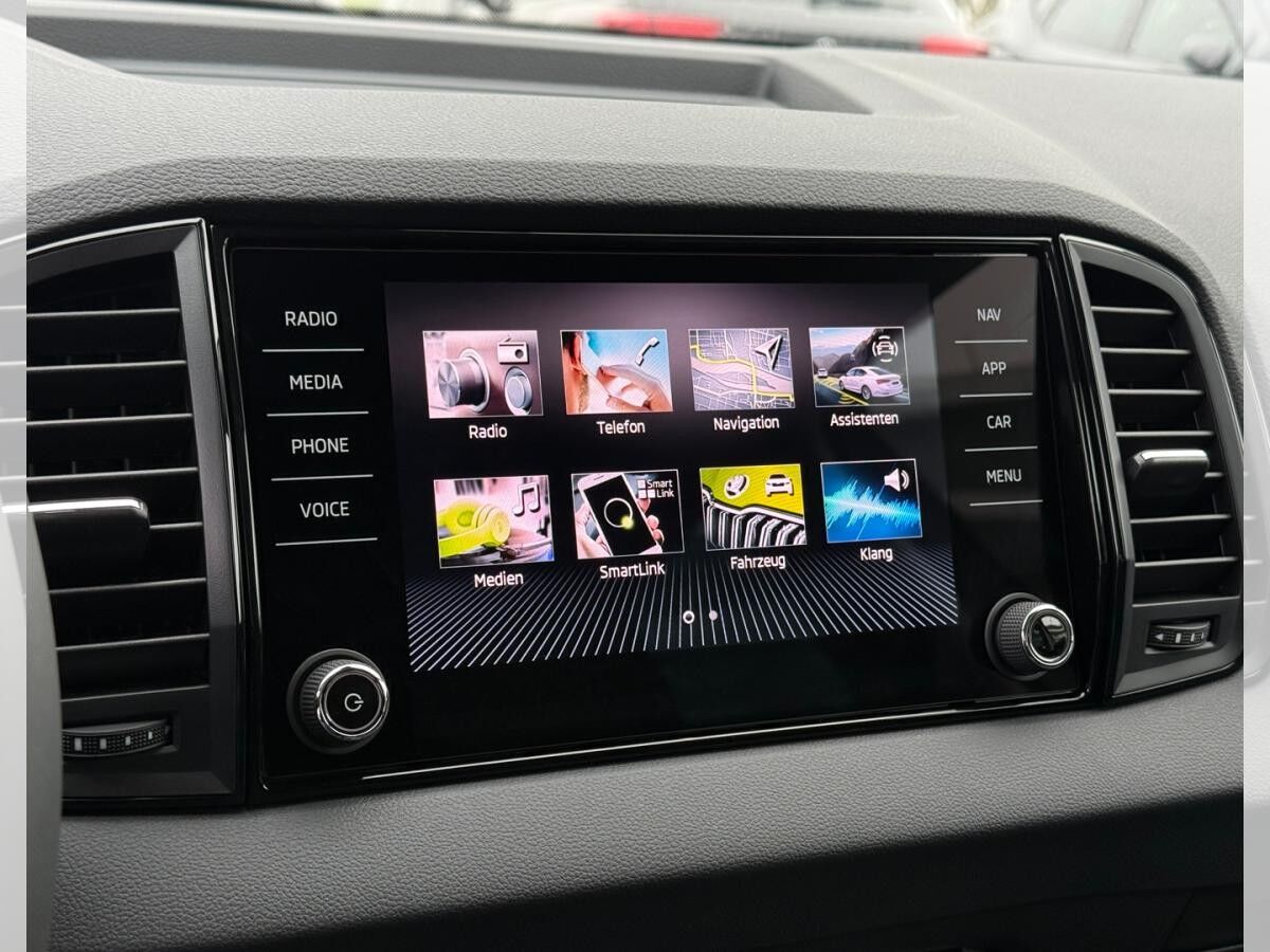 Skoda Karoq SELECTION 1.5 TSI DSG (UVP 43.359€ /KW48/25) AHK/PARK/WINTER/KESSY/230V/4J.GARA./UVM.