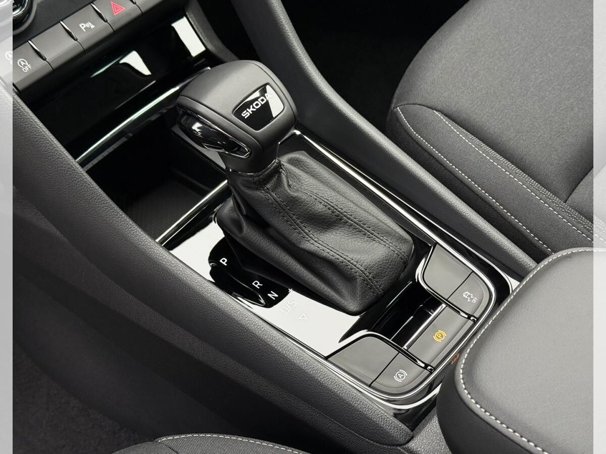 Skoda Karoq SELECTION 1.5 TSI DSG (UVP 43.359€ /KW48/25) AHK/PARK/WINTER/KESSY/230V/4J.GARA./UVM.