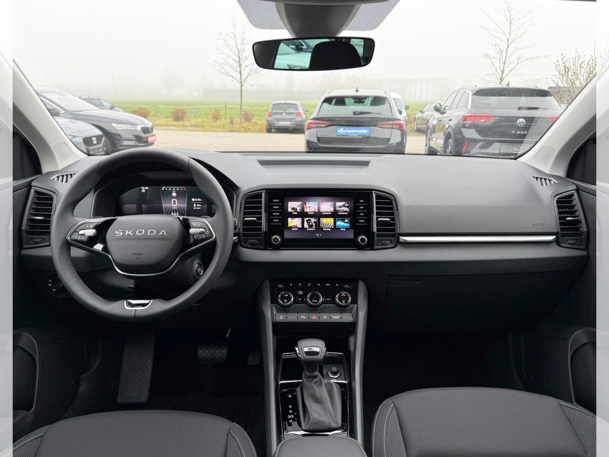 Skoda Karoq SELECTION 1.5 TSI DSG (UVP 43.359€ /KW48/25) AHK/PARK/WINTER/KESSY/230V/4J.GARA./UVM.