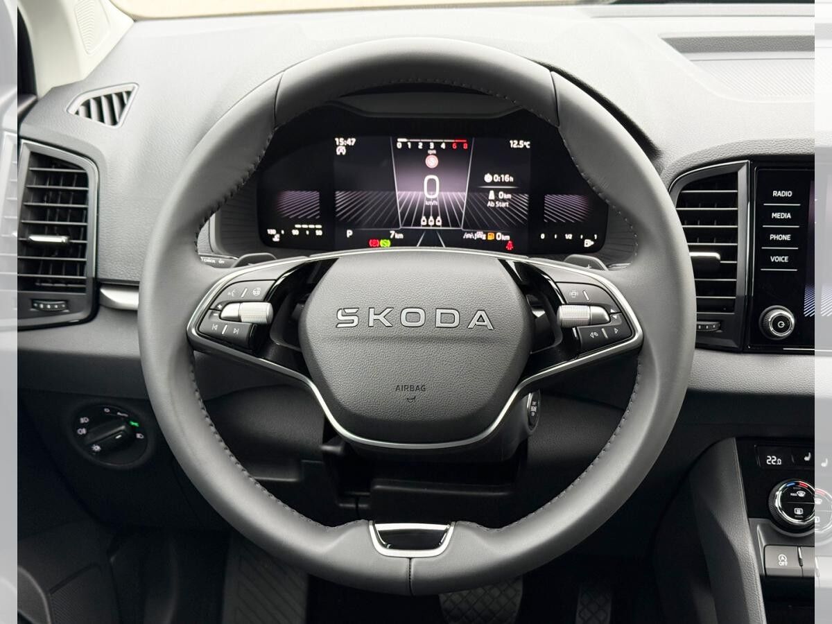 Skoda Karoq SELECTION 1.5 TSI DSG (UVP 43.359€ /KW48/25) AHK/PARK/WINTER/KESSY/230V/4J.GARA./UVM.