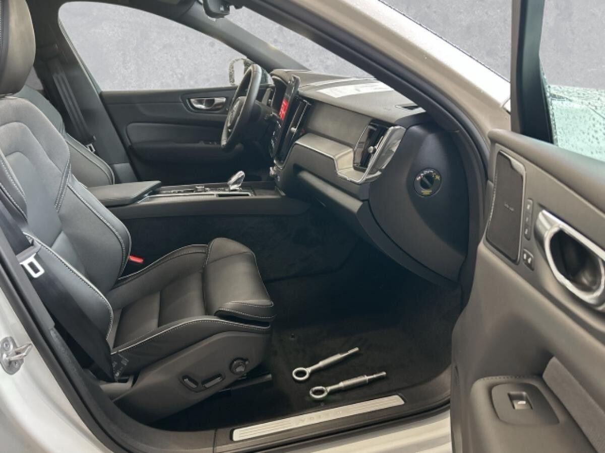 Volvo XC60 Plus Black Edition Recharge Plug-In Hybrid AWD