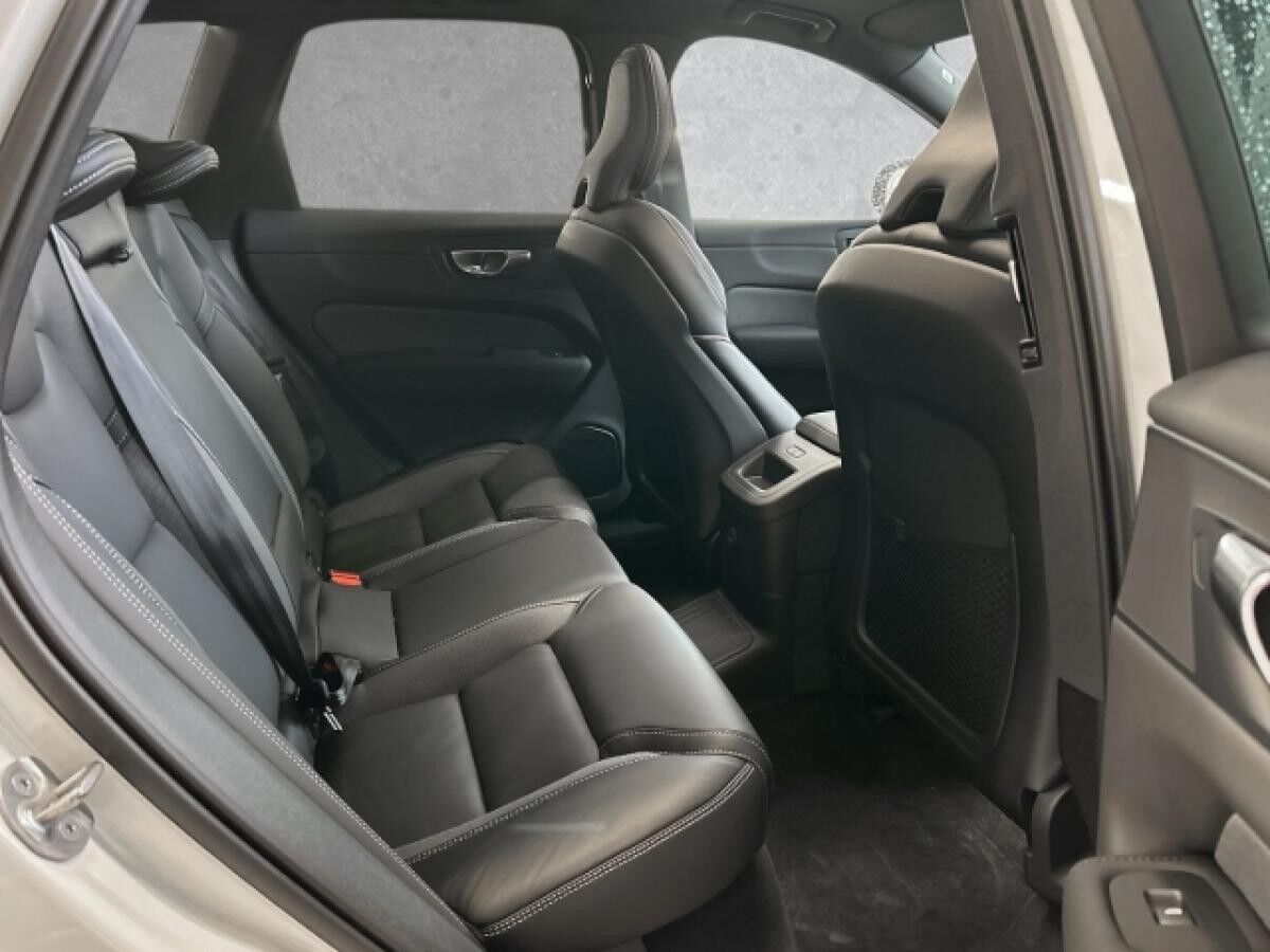 Volvo XC60 Plus Black Edition Recharge Plug-In Hybrid AWD