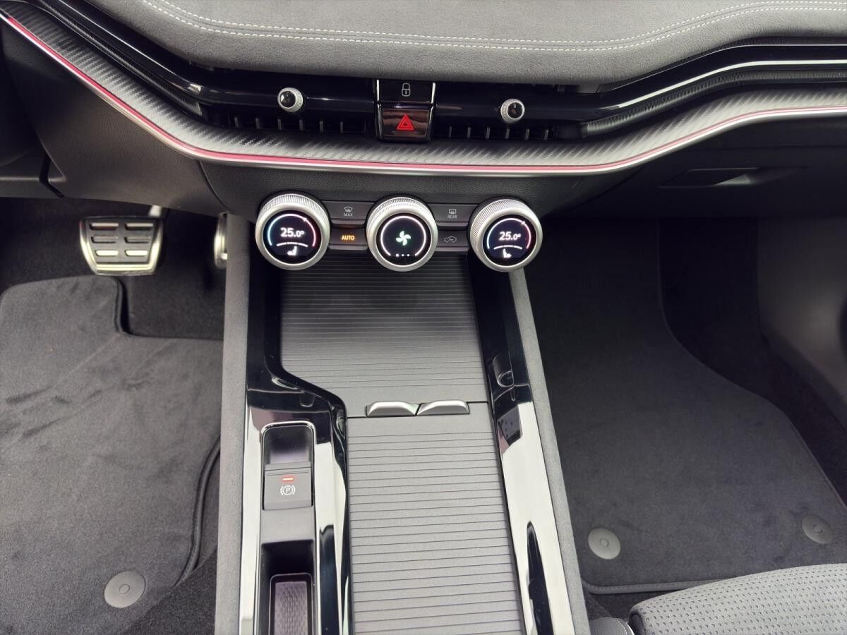 Skoda Superb SOFORT VERFÜGBAR! Combi Sportline Navi DCC ACC AHK eSitz