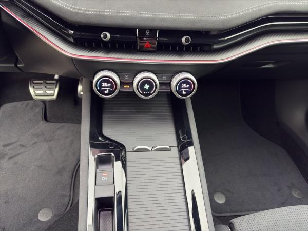 Skoda Superb SOFORT VERFÜGBAR! Combi Sportline Navi DCC ACC AHK eSitz