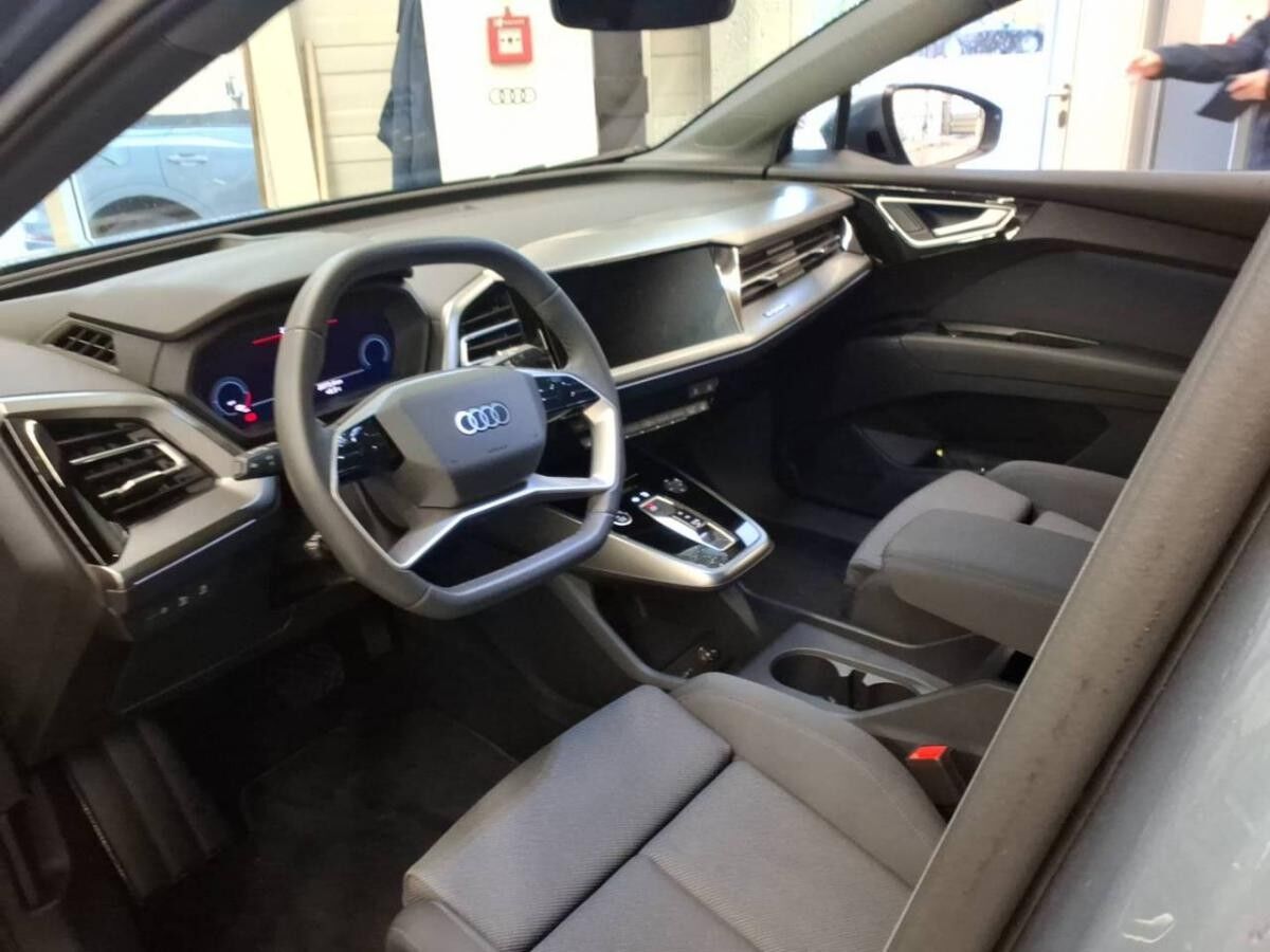 Audi Q4 e-tron Sportback 35, AHK, Optikpaket Schwarz, Matrix, 8 fach bereift