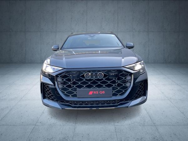 Audi RS Q8 SUV performance tiptr. Vmax305 Laser PANO