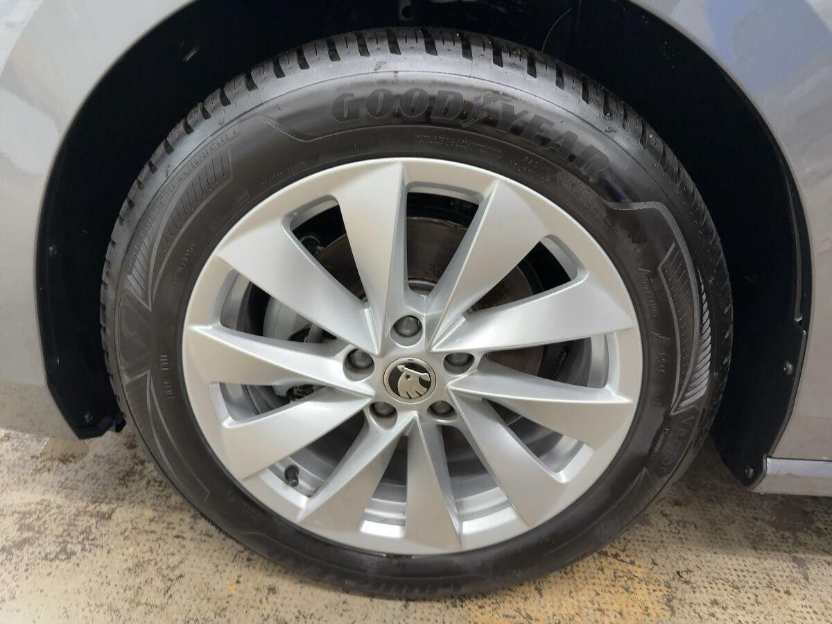 Skoda Superb Combi Selection 1.5 TSI DSG AHK LED NAV