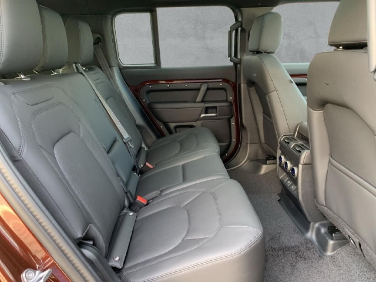 Land Rover Defender 130 D300 X-DYNAMIC SE