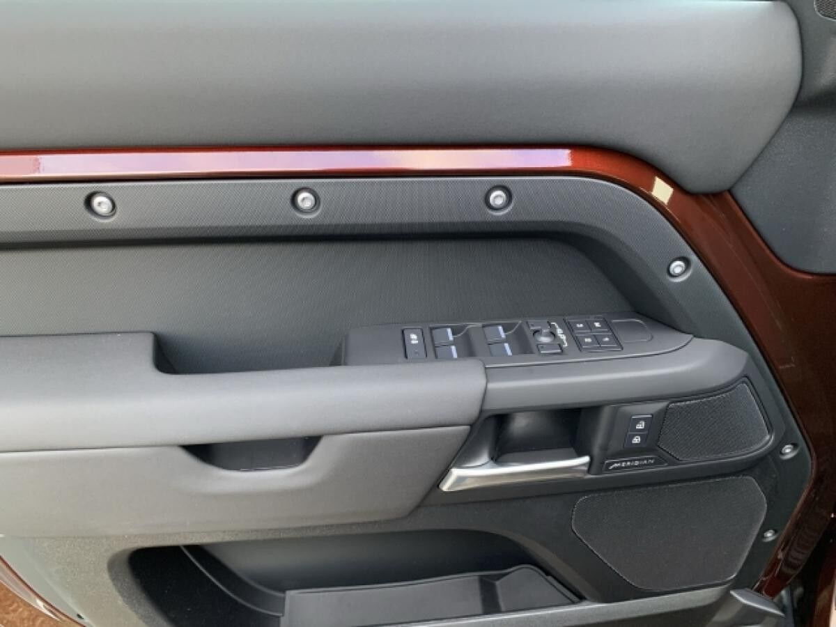 Land Rover Defender 130 D300 X-DYNAMIC SE