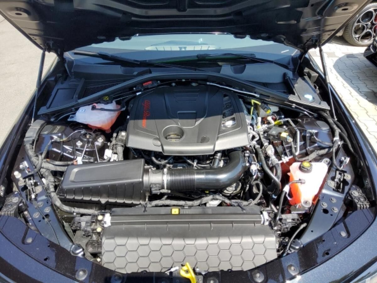 Alfa Romeo Giulia Benzin Intensa, Navi, Leder, Totwinkel, SHZ. Black Deal, Gewerbe