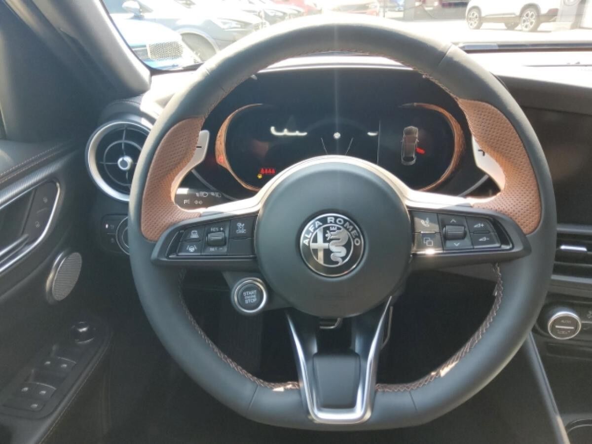 Alfa Romeo Giulia Benzin Intensa, Navi, Leder, Totwinkel, SHZ. Black Deal, Gewerbe