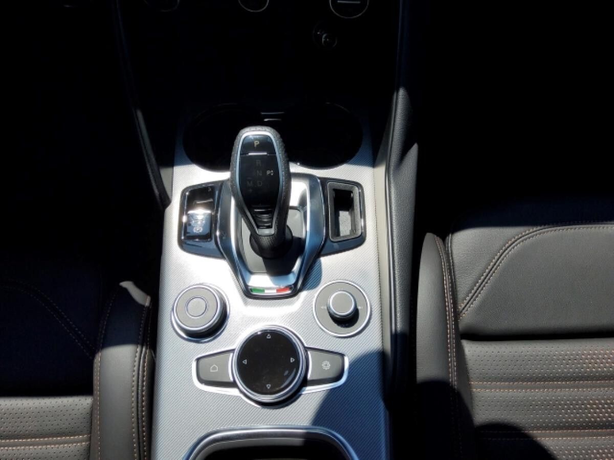 Alfa Romeo Giulia Benzin Intensa, Navi, Leder, Totwinkel, SHZ. Black Deal, Gewerbe