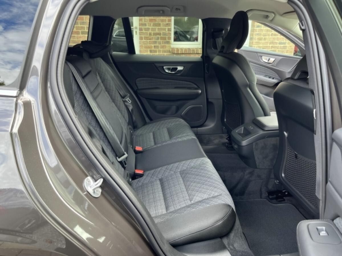 Volvo V60 Kombi Benzin EU6d B4 Core MHEV Navi Kamera