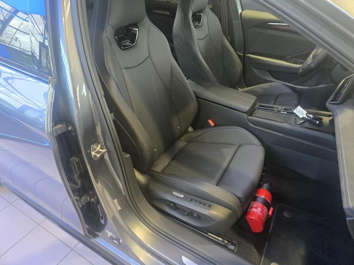 Volkswagen Passat R-Line "Signature" Hybrid //SOFORT VERF.// 272PS - mit 0,5% versteuern, HUD, Leder, LED, Kamera usw. Volkswagen Passat R-Line "Signature" Hybrid //SOFORT VERF.// 272PS - mit 0,5% versteuern, HUD, Leder, LED, Kamera usw.