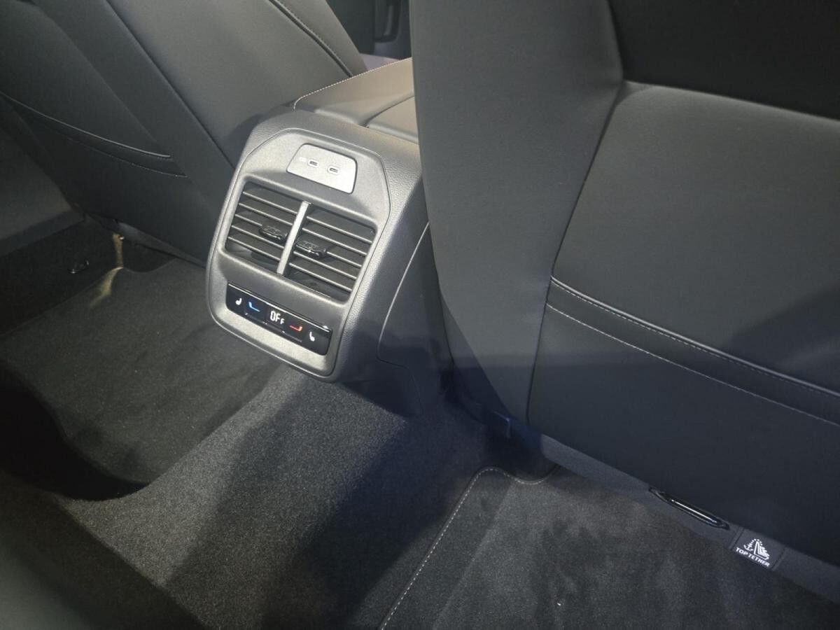 Volkswagen Passat R-Line "Signature" Hybrid //SOFORT VERF.// 272PS - mit 0,5% versteuern, HUD, Leder, LED, Kamera usw. Volkswagen Passat R-Line "Signature" Hybrid //SOFORT VERF.// 272PS - mit 0,5% versteuern, HUD, Leder, LED, Kamera usw.