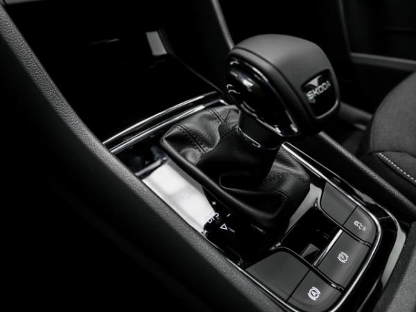 Skoda Karoq Tour 1.5 TSI AHK Navi Kamera ACC