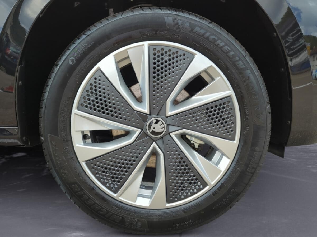 Skoda Kamiq Tour 1,0 TSI 70 kW 5-Gang-Schaltgetriebe* AHK/17 Zoll* !SOFORT VERFÜGBAR!