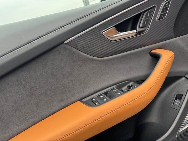 Audi RS Q8 SUV performance tiptr. Pano 23" HUD Keramik