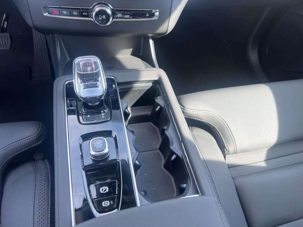 Volvo XC90 T8 AWD AKTION Plus Bright NAI LED H&K 7Sitzer