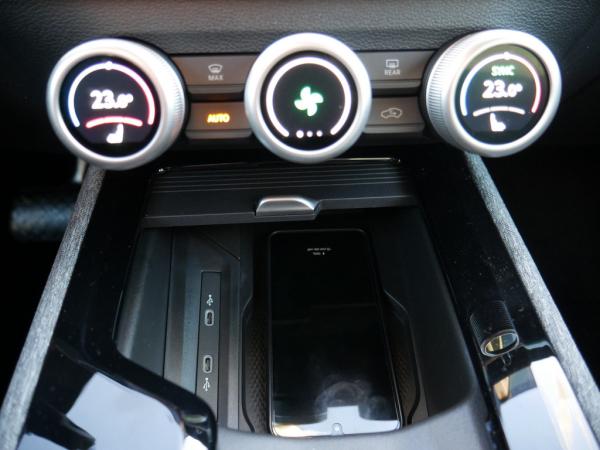 Skoda Superb Combi 2.0 TDI Selection NAVI AHK ACC LED *878*