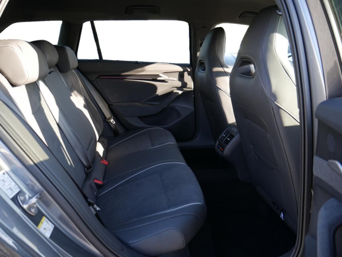 Skoda Superb Combi 2.0 TSI 4X4 Sportline HUD MATRIX-LED AHK *810*