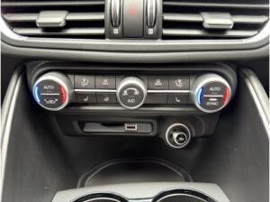 Alfa Romeo Giulia Veloce Q4 2.0 PDC+KAMERA+NAVI+CARPLAY+SHZ